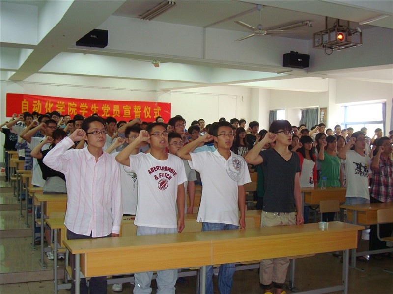 公司党委举行2012届毕业班员工党员宣誓仪式